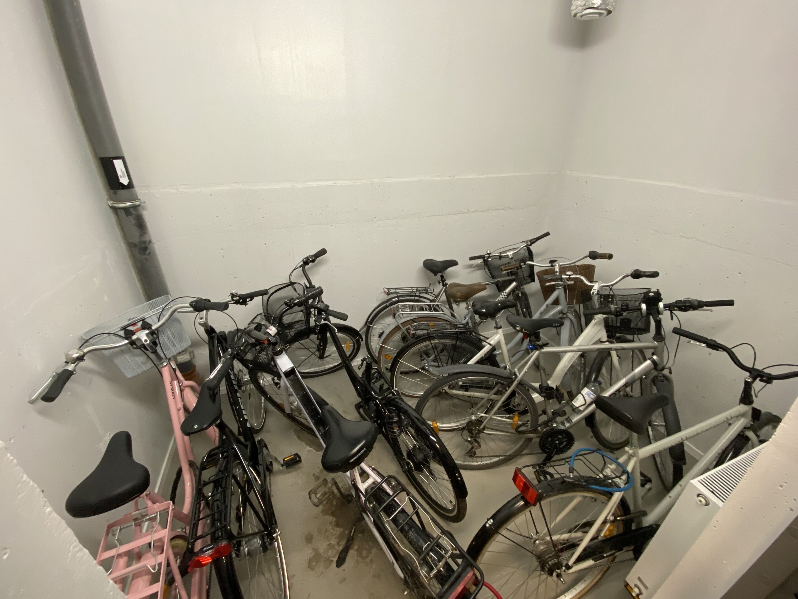 Flytta cyklar i barnvagnsförråd